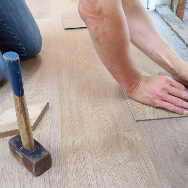 carpenter_carpentry_craft_craftsman_floor_hammer_hands_jeans-1553899